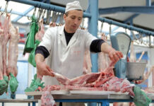 ”Sunt scumpi. Scumpi. S-au scumpit toate, nu numai mieii” . Carnea de miel vândută în Brașov mai scumpă ca în anii trecuți