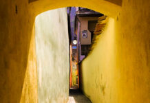 Strada Sforii, închisă de urgență: riscul de desprindere a tencuielii pune în pericol turiștii