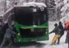 Autobuz împotmolit în zăpadă pe traseul Brașov-Poiana Brașov. Călătorii, nevoiți să împingă vehiculul (video)