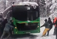 Autobuz împotmolit în zăpadă pe traseul Brașov-Poiana Brașov. Călătorii, nevoiți să împingă vehiculul (video)