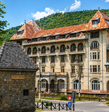 Hotelul Păltiniș din Sinaia, scos la vânzare pentru 4,8 milioane de euro. Povestea clădirii care a traversat două războaie mondiale